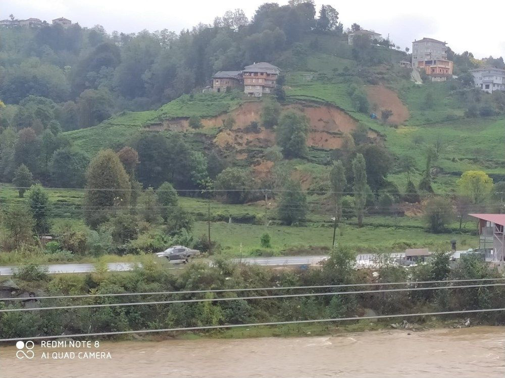 Rize'de heyelan sonrası korkutan görüntü! Evler boşaltıldı