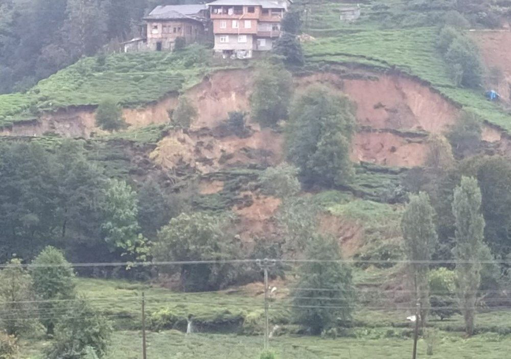 Rize'de heyelan sonrası korkutan görüntü! Evler boşaltıldı
