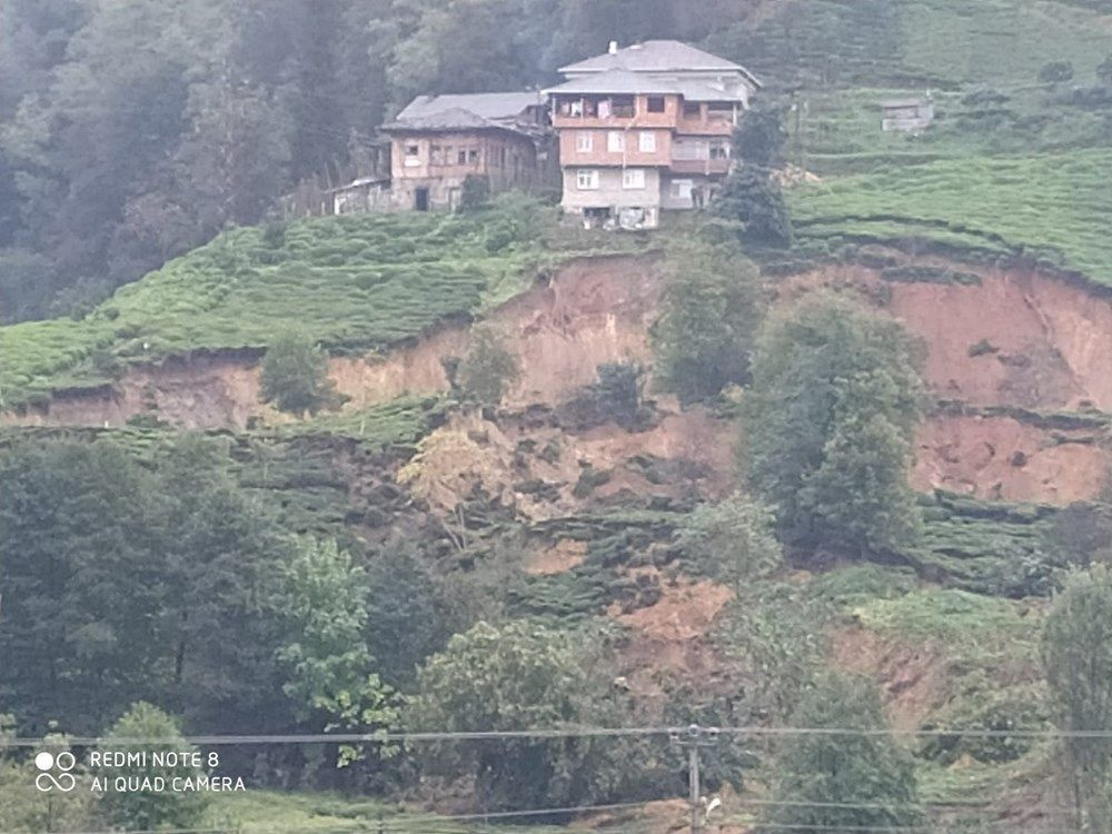 Rize'de heyelan sonrası korkutan görüntü! Evler boşaltıldı
