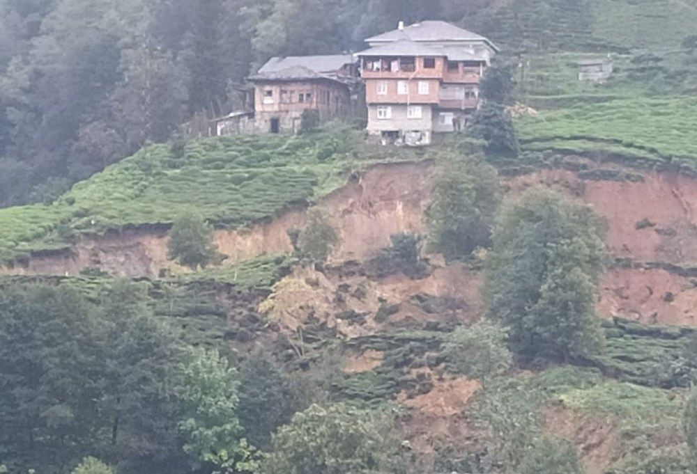 Rize'de heyelan sonrası korkutan görüntü! Evler boşaltıldı