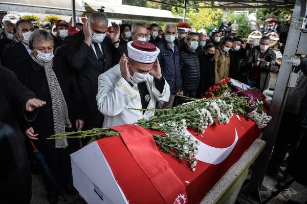 Usta sanatçı Timur Selçuk son yolculuğuna uğurlandı