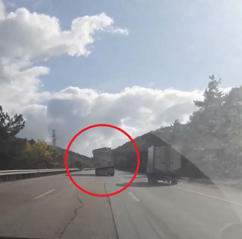 Dorsesi yan yatmış TIR tehlike saçtı - Resim: 1
