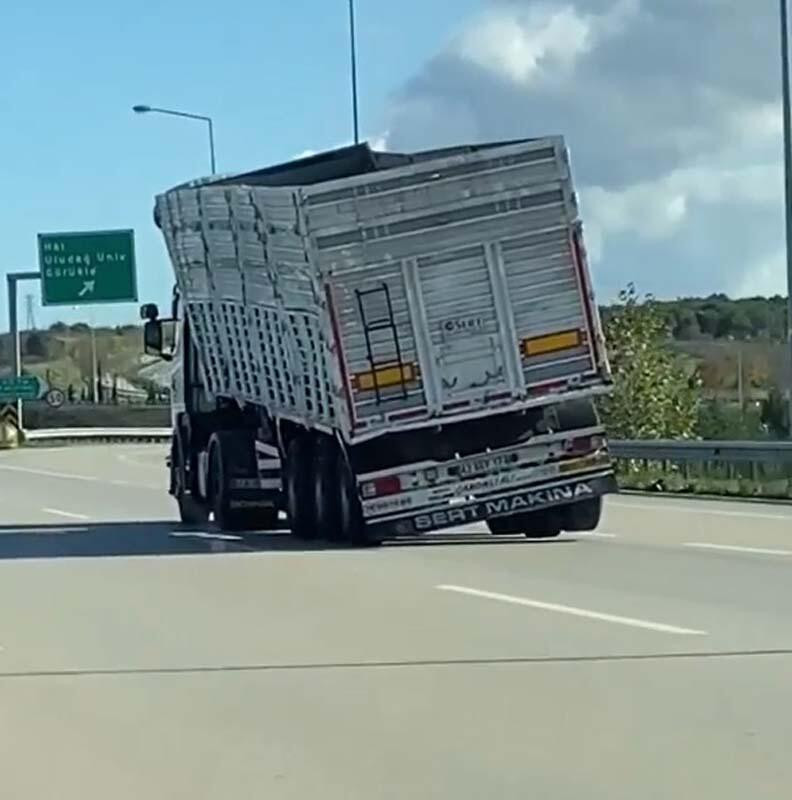 Dorsesi yan yatmış TIR tehlike saçtı - Resim: 2