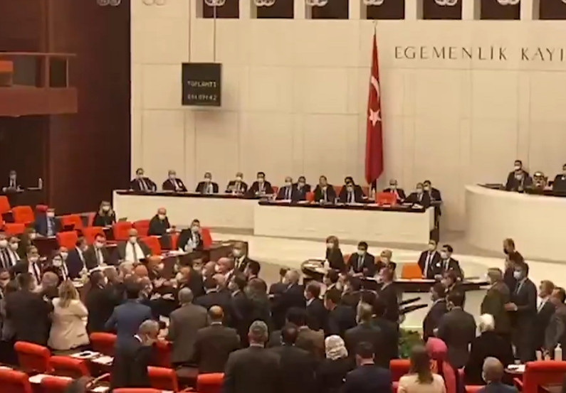 Meclis'te AK Partili ve CHP'li vekiller birbirine girdi