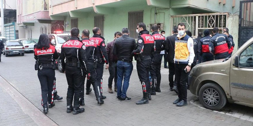 Suriyeliler 2 polise sopa ve bıçaklarla saldırdı!
