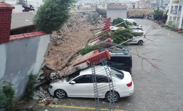 İzmir'de korkunç görüntü! Otomobiller kağıt gibi ezildi