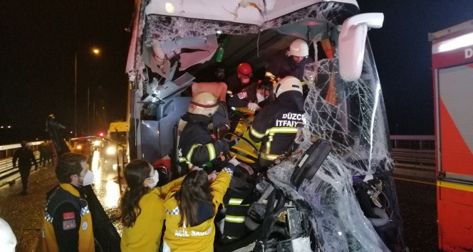 TEM otoyolunda feci kaza! 16 yaralı