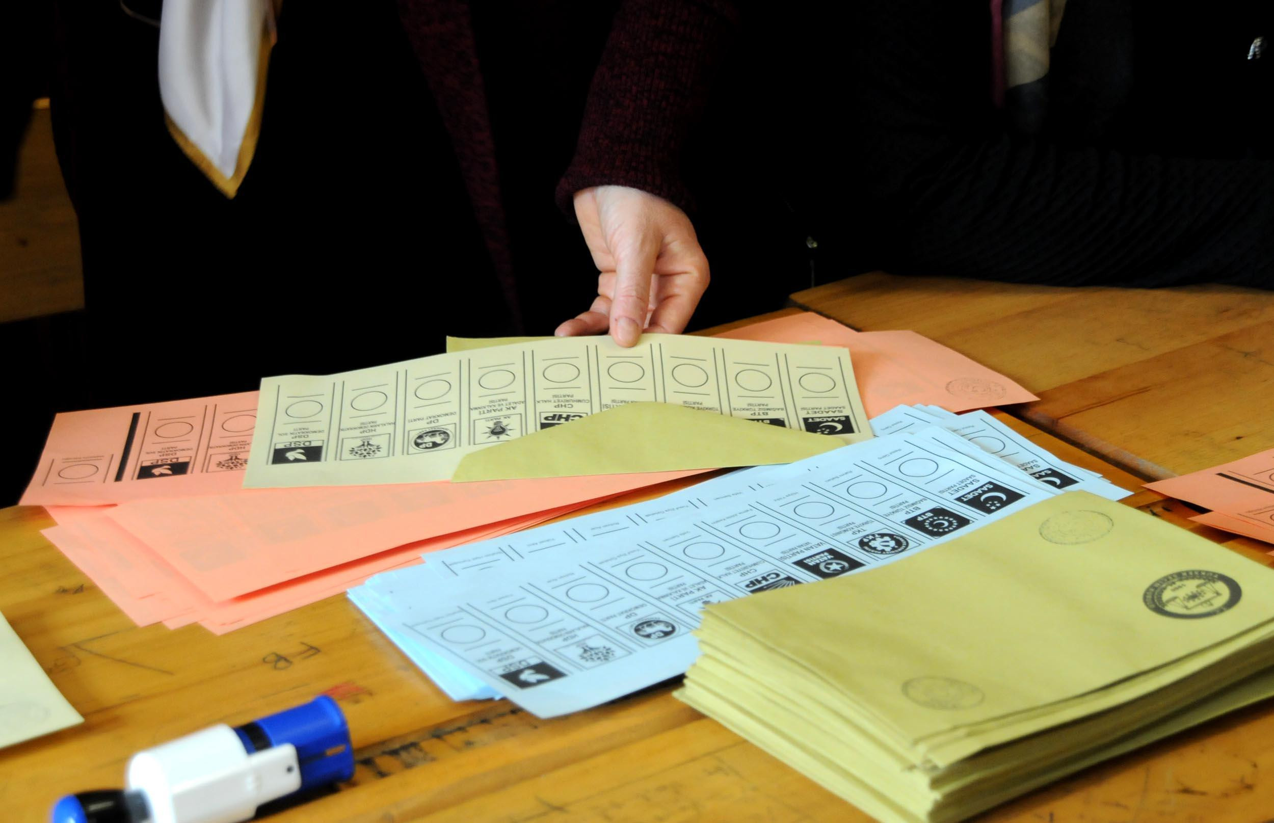 Son yerel yönetimler anketi açıklandı! AK Parti belediyecilikte eriyor!
