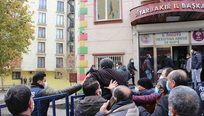 Diyarbakır'da HDP il binası önünde gerginlik