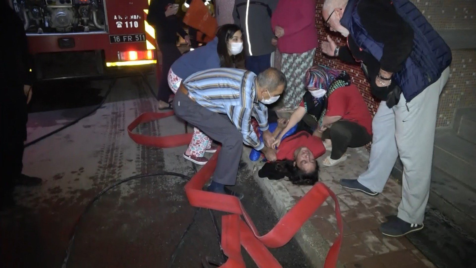 Yangın çıkan evde alevlere kapılmamak için bunu yaptı - Resim: 1