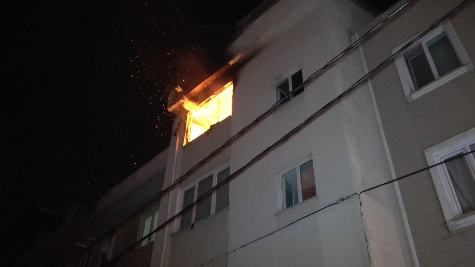 Yangın çıkan evde alevlere kapılmamak için bunu yaptı - Resim: 2