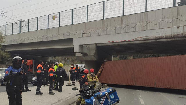 Bakırköy'de korkunç kaza! TIR üst geçide çarptı