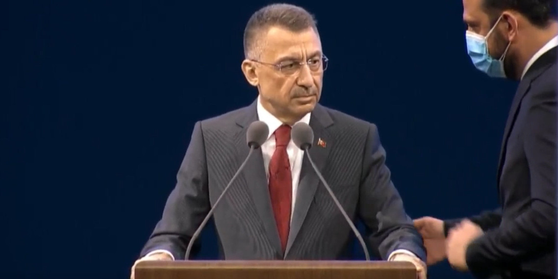 Cumhurbaşkanı Yardımcısı Oktay canlı yayında fenalaştı! İşte o anlar
