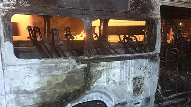 Muğla'da sağlık çalışanlarını taşıyan servis alev alev yandı
