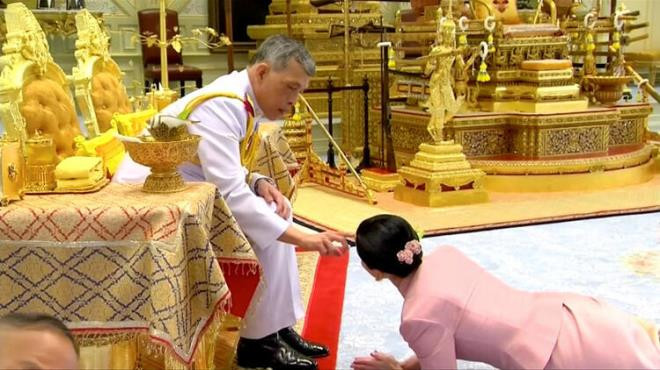 Tayland Kralı'nın metresinin çıplak fotoğrafları ortaya saçıldı