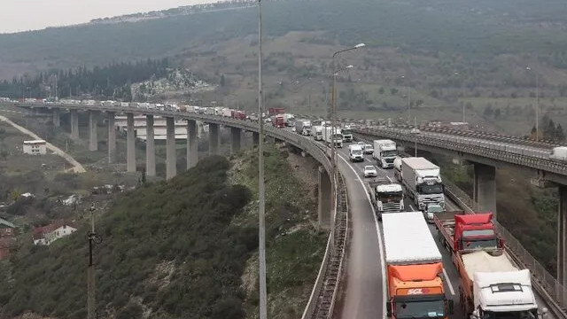 TEM'de zincirleme kaza! 7 araç birbirine girdi
