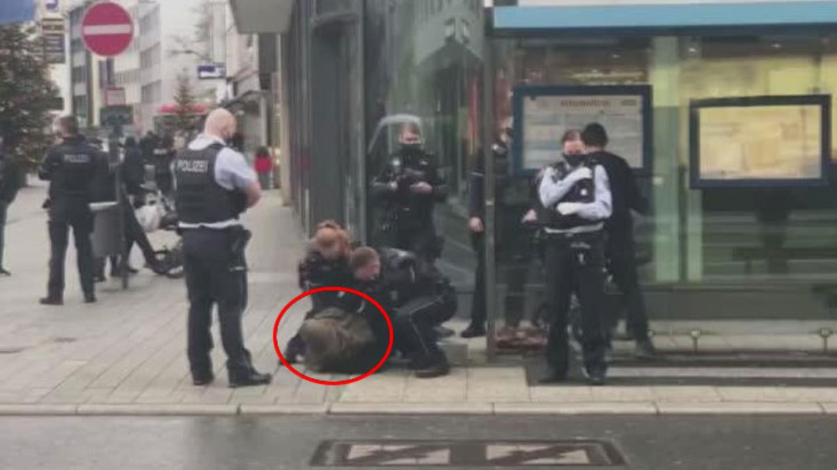 Alman polisinden başörtülü kadına sert müdahale