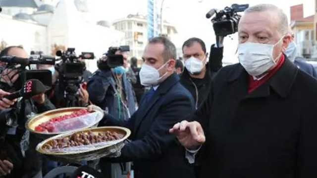 Cumhurbaşkanı Erdoğan gazetecilere pestil ve köme ikram etti