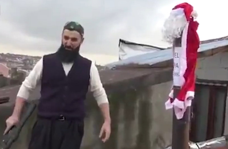 Çatıda av tüfeğiyle ''Noel Baba'' nöbeti!