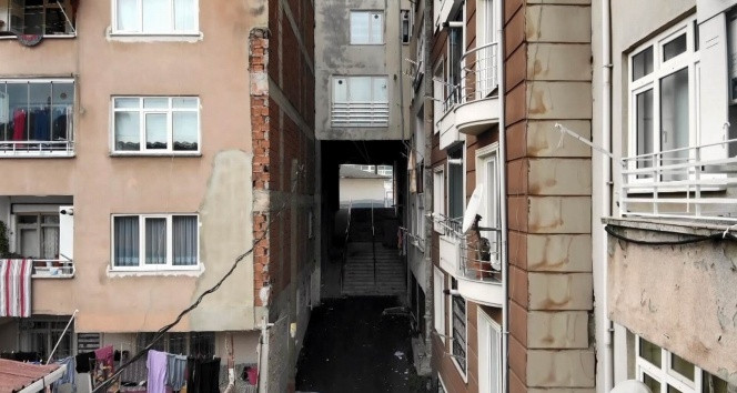 Karadeniz'de fıkra gibi bir apartman!