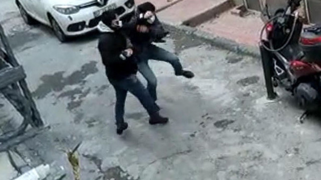 Beyoğlu'nda bıçaklı saldırı saniye saniye kamerada!