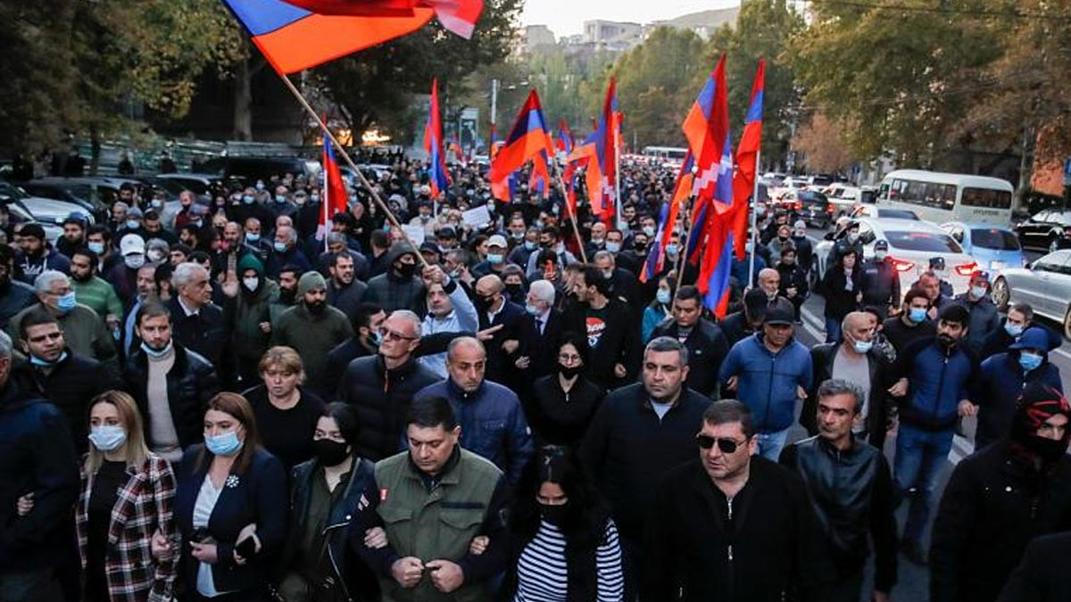 Ermeniler Paşinyan'a istifasını istiyor!