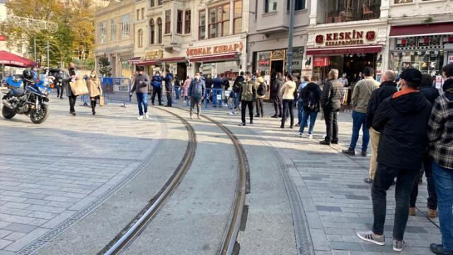 İstiklal Caddesi'nin girişinde kuyruk oluştu
