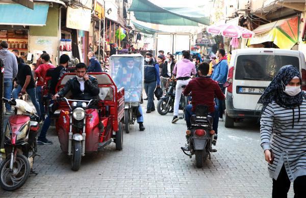 Adana'da korkutan kalabalık! Koronavirüse davetiye çıkardılar