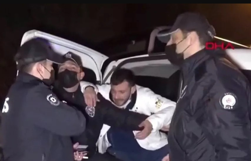 Türkiye alkollü vatandaşla polisin bu diyaloglarını konuşuyor