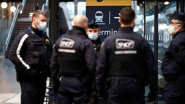 Fransa'da 100 bin polis ve jandarma göreve hazır