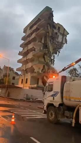 Korku dolu anlar! İş makinesinin üzerine çöktü - Resim: 4