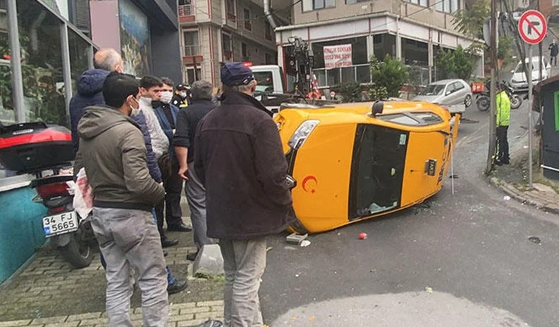 İstanbul'da takla atan taksi 30 metre sürüklendi!