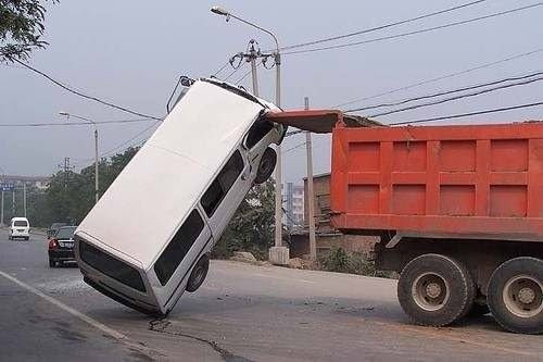 Arıza yapan tek motorlu uçak otoyola indi! O anlar kamerada