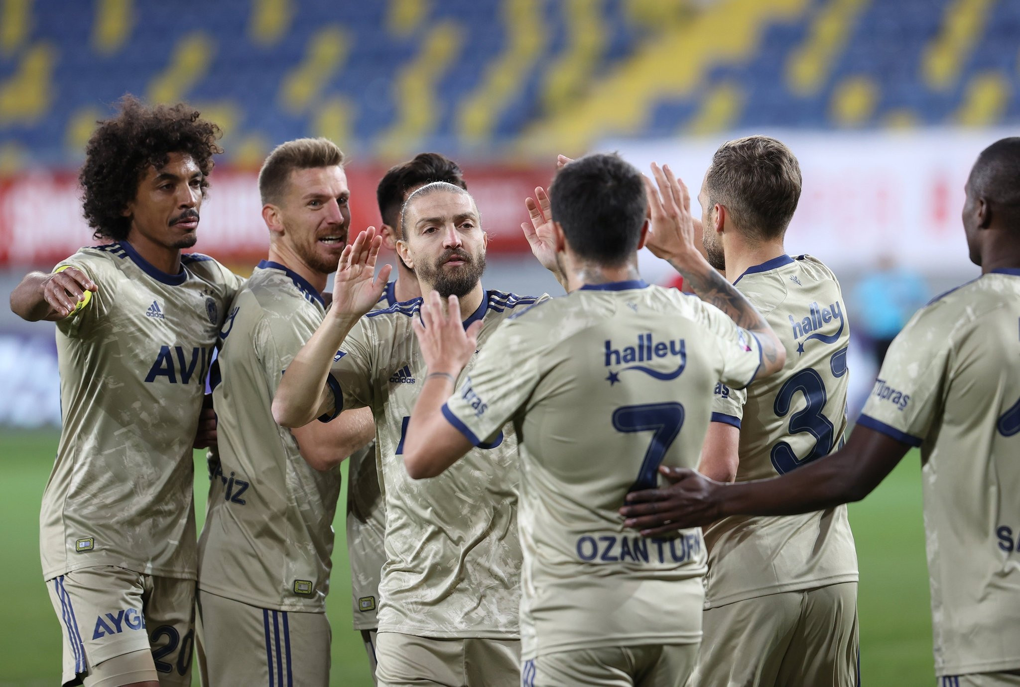 Fenerbahçe'ye devre arasında 2 dünya yıldızı birden!
