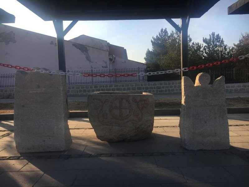 Tarlada bulunan taş vaftiz teknesinin sırrı çözüldü