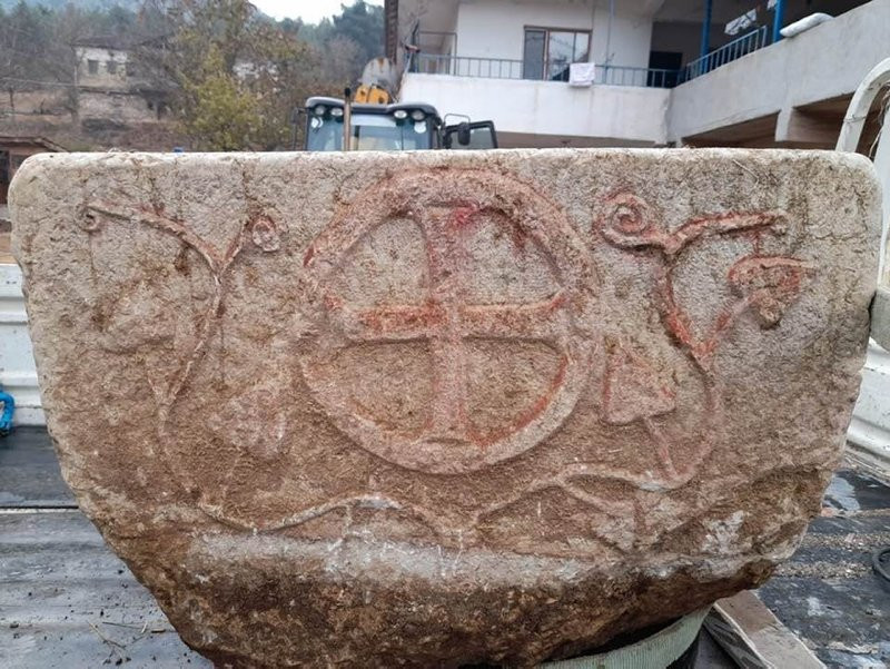 Tarlada bulunan taş vaftiz teknesinin sırrı çözüldü