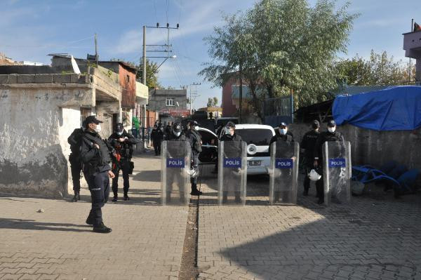 Diyarbakır'da yasağa rağmen meydan savaşı! Çok sayıda yaralı var