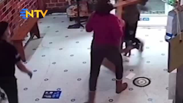 Torununa şişe fırlatan müşteriyi böyle durdurdu!