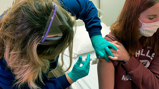 Koronavirüs aşısı salı günü 50 hastanede kullanıma sunulacak
