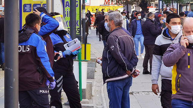 400 kişi ile sınırlandırılan caddede korkutan kalabalık