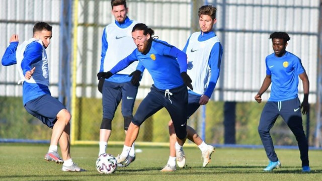 Süper Lig ekibinde 3 futbolcunun Covid-19 testi pozitif çıktı