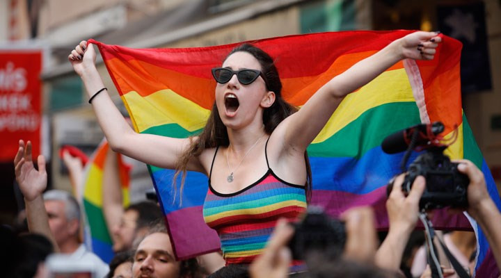 LGBT ve gökkuşağı temalı ürünlere +18 zorunluluğu geldi