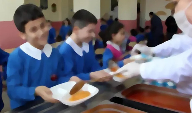 Milyonlarca öğrenciye ücretsiz okul yemeği