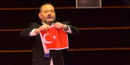 AP'den Türk bayrağını yırtan Yunan vekilin cezası belli oldu