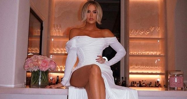 Khloe Kardashian beyaz elbisesiyle nefes kesti