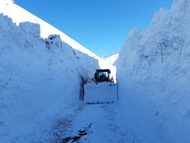 Yüksekova'dan kar manzaraları... 6 metreyi aştı