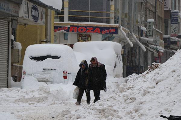 Van kara teslim! 687 yerleşim yeri ulaşıma kapandı