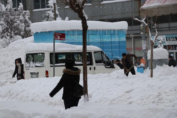 Van kara teslim! 687 yerleşim yeri ulaşıma kapandı