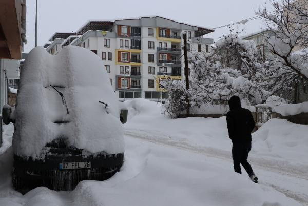 Van kara teslim! 687 yerleşim yeri ulaşıma kapandı