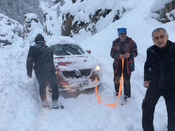Artvin'de çığ düştü! Mahsur kaldılar